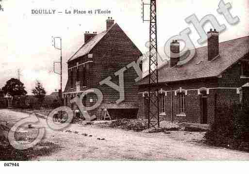 Ville de DOUILLY, carte postale ancienne